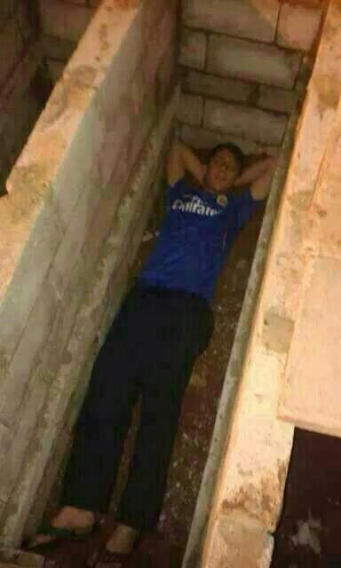 حفر قبره بنفسه