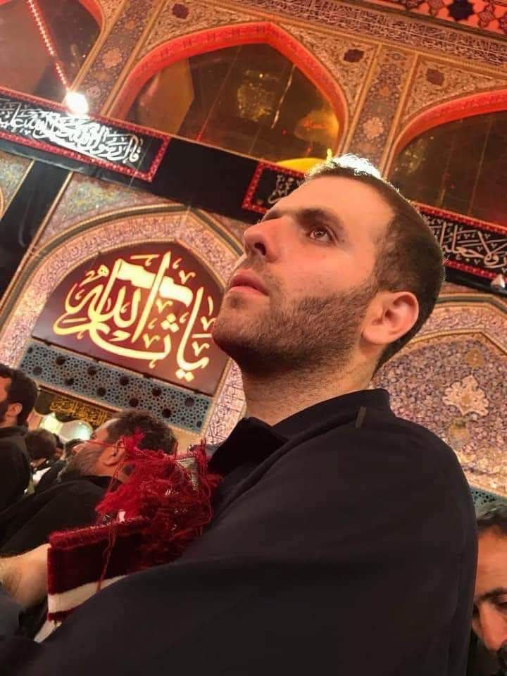 حضور الشهيد علي في مقام الإمام الحسين 