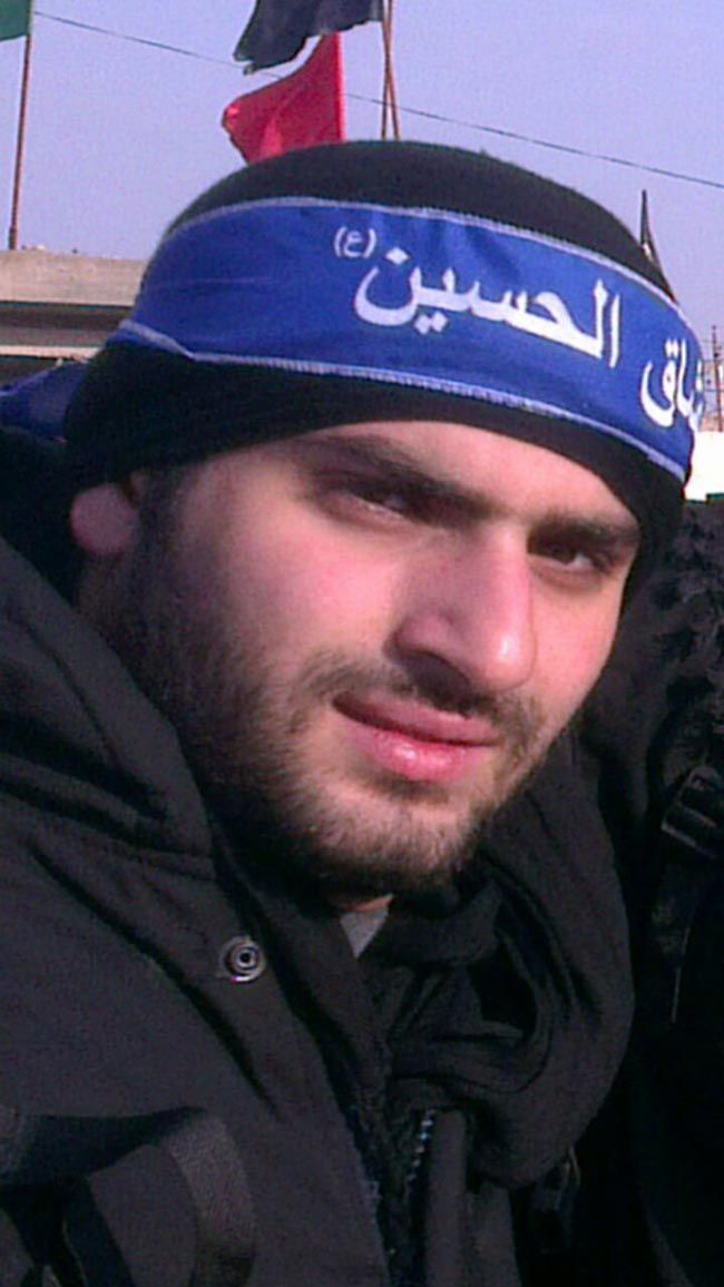 جالسٌ مع الحسين